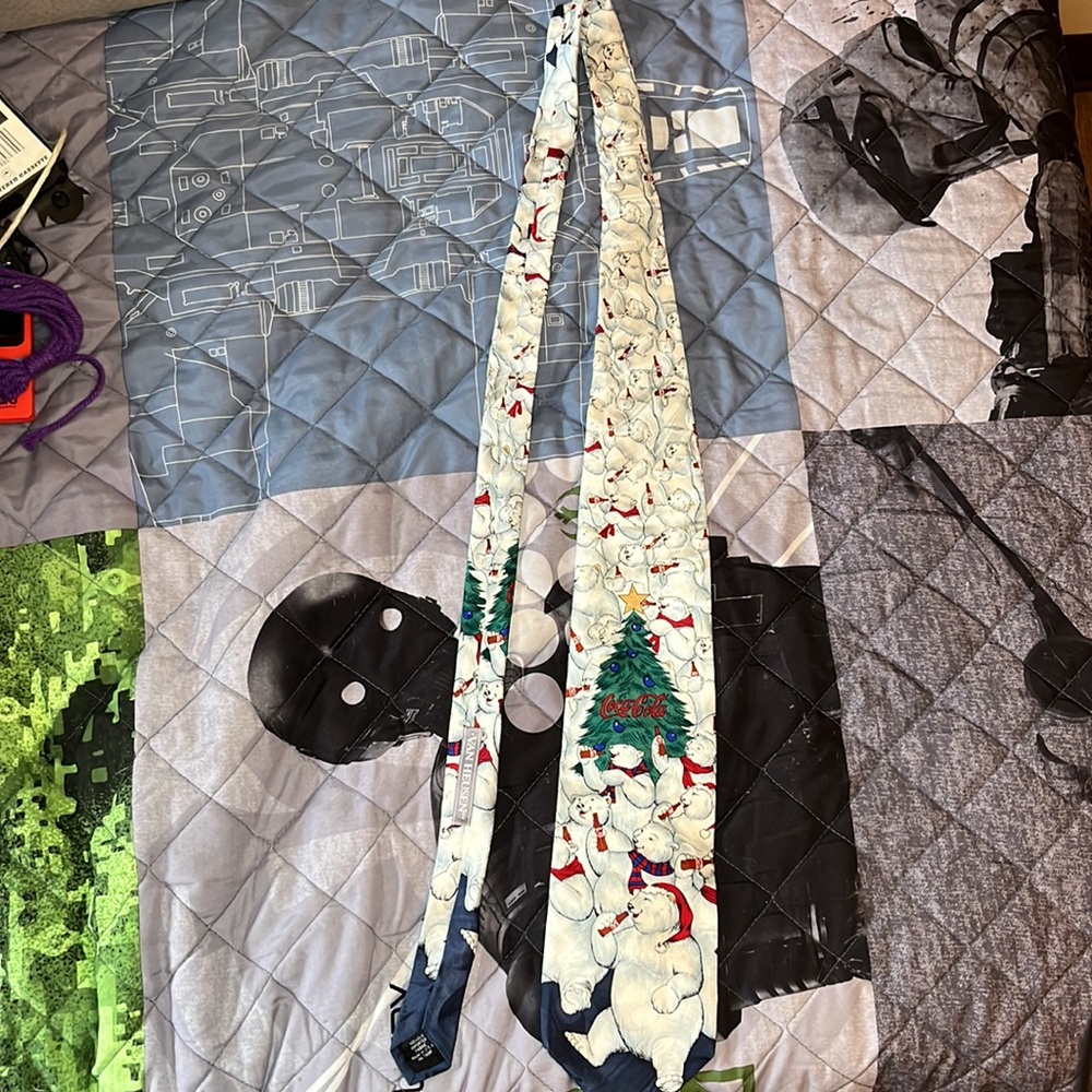 Van Heusen Christmas Coca-Cola polar bears tie 100% silk